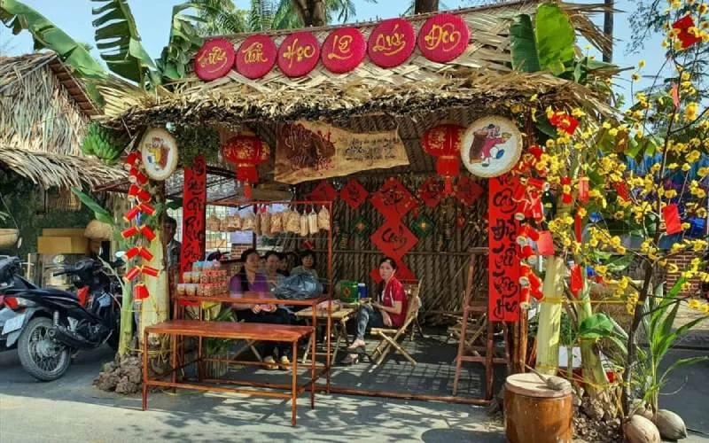 Trang trí gian hàng ẩm thực Tết phong cách truyền thống