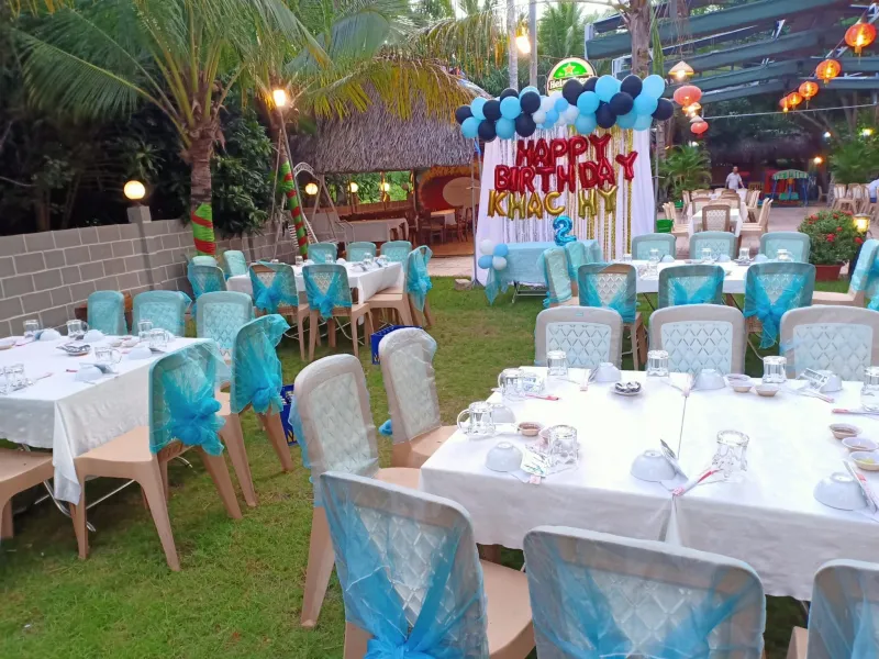 Trung Hoa Quán Lagi với không gian sân vườn rộng rãi, bể cá tươi sống