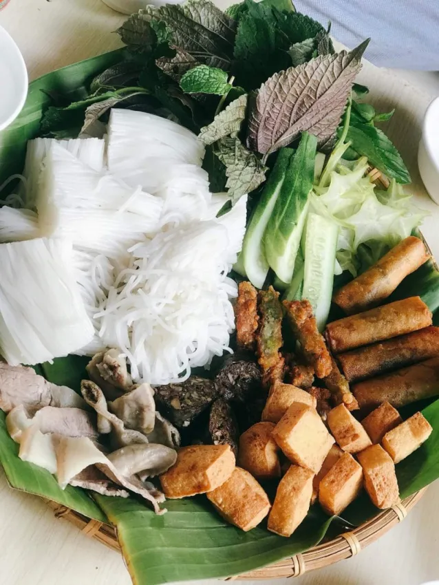 Món bún đậu hải sản độc đáo tại Akìa