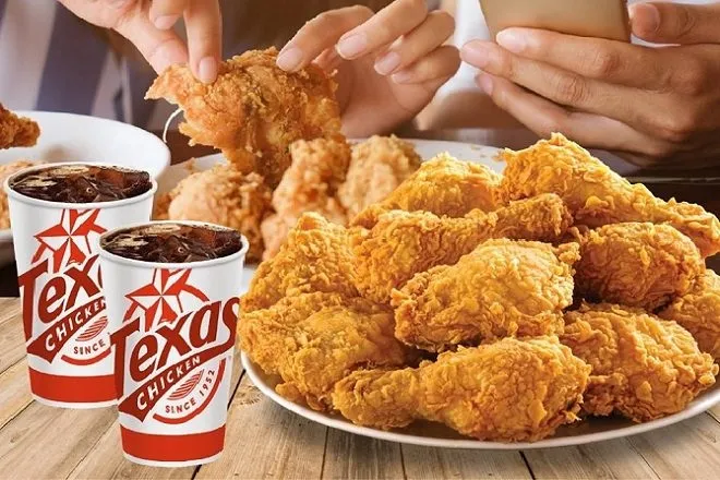 Miếng gà Texas Chicken vàng ruộm với kích thước cực lớn và thịt mọng nước