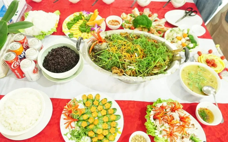 Người nấu giới thiệu món ăn rõ ràng, đầy cảm hứng trước ban giám khảo