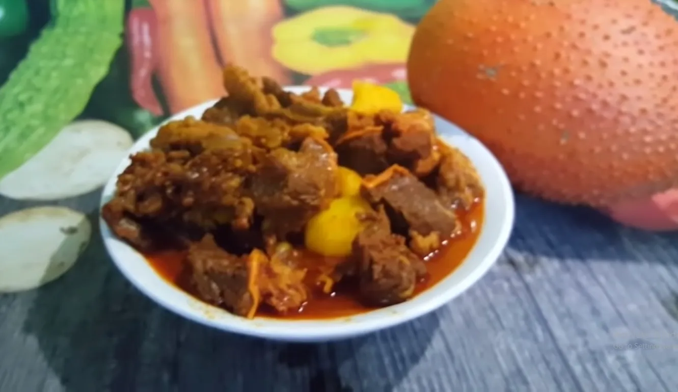 Thành phẩm bò sốt vang nấu với gấc trong cách nấu sốt vang bò đơn giản