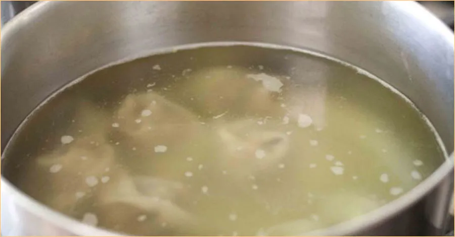 Ninh xương heo làm nước dùng lẩu ngọt lịm