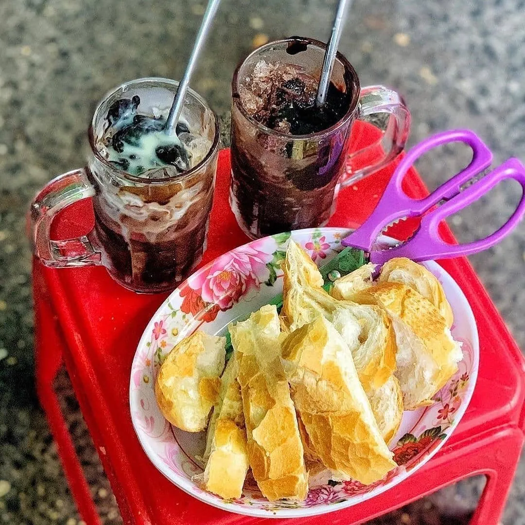 Lạ miệng với món ca cao dầm đá ăn với bánh mì