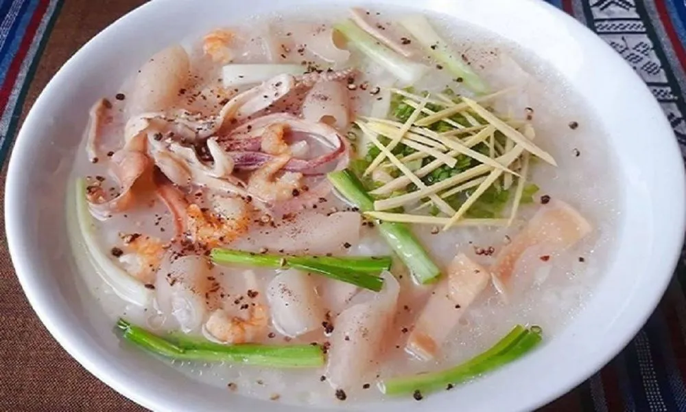 Cháo mực ớt chuông cà chua