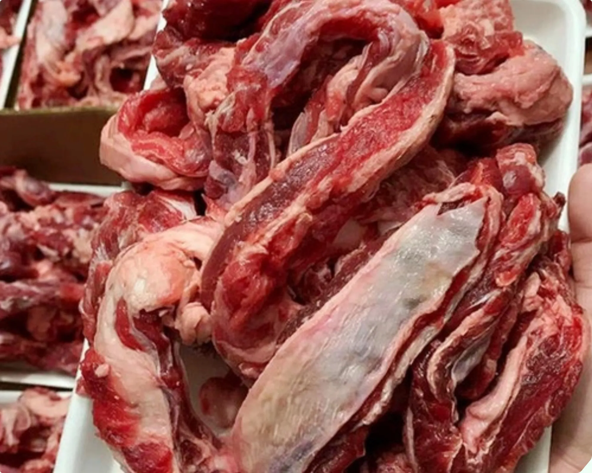 Quy trình sơ chế thịt bò tươi ngon trong cách nấu sốt vang bò đơn giản