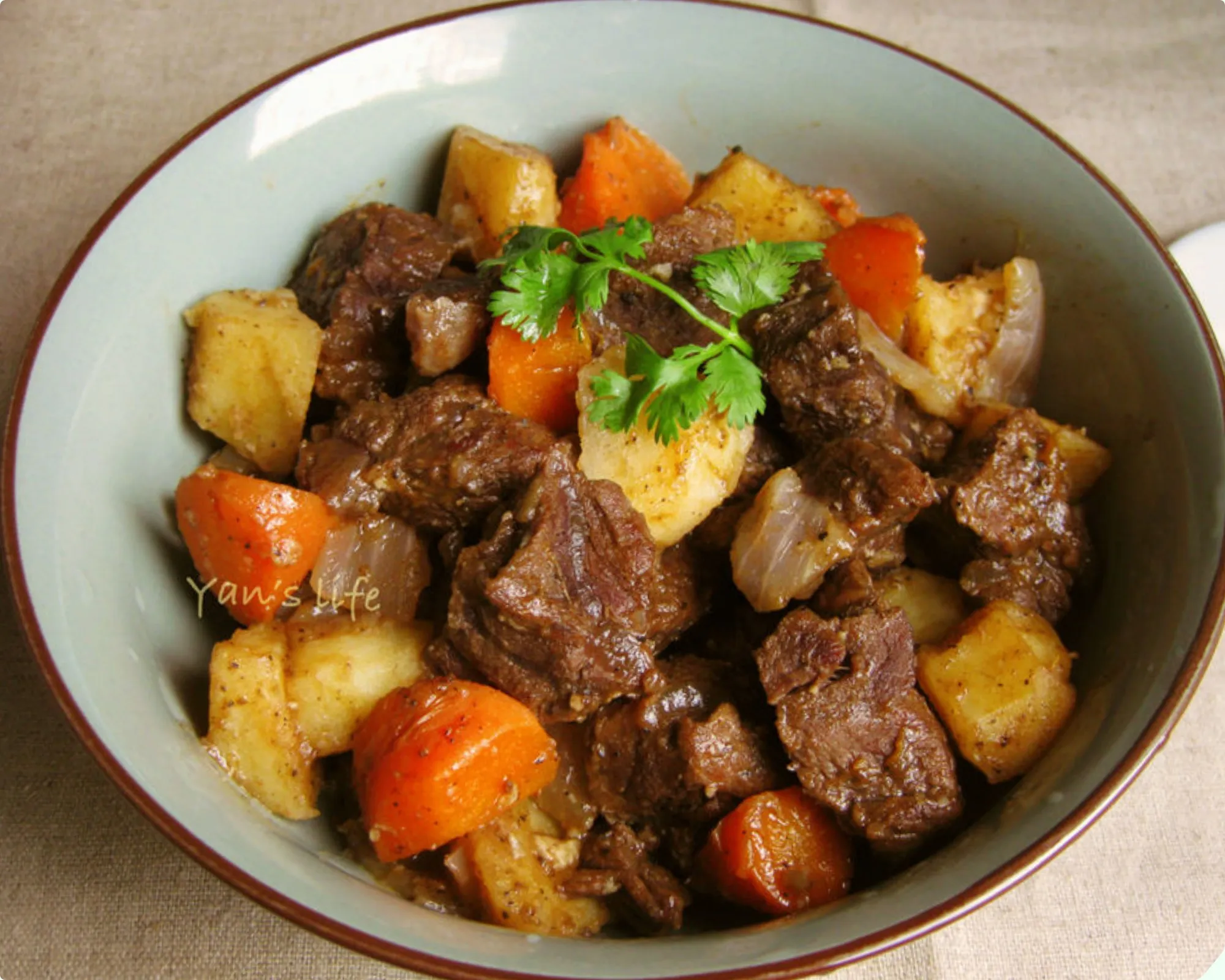 Thao tác áp chảo thịt bò cho cách nấu sốt vang bò đơn giản