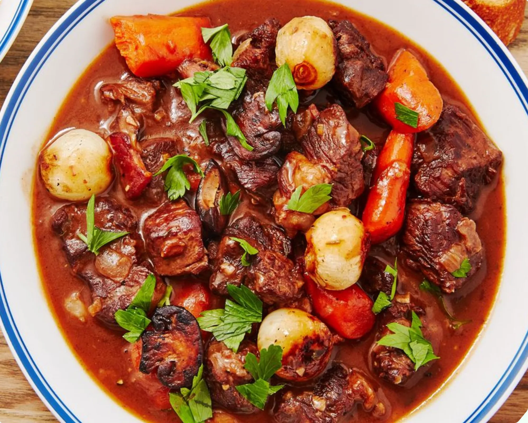 Thực hiện ướp thịt bò chuẩn vị trong cách nấu sốt vang bò đơn giản