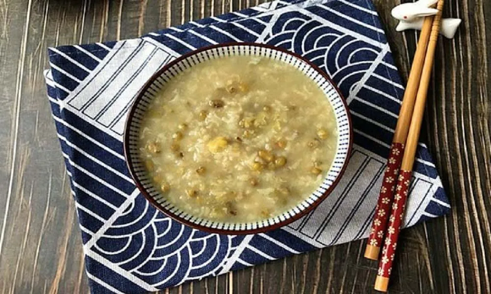 cháo đậu xanh trứng gà