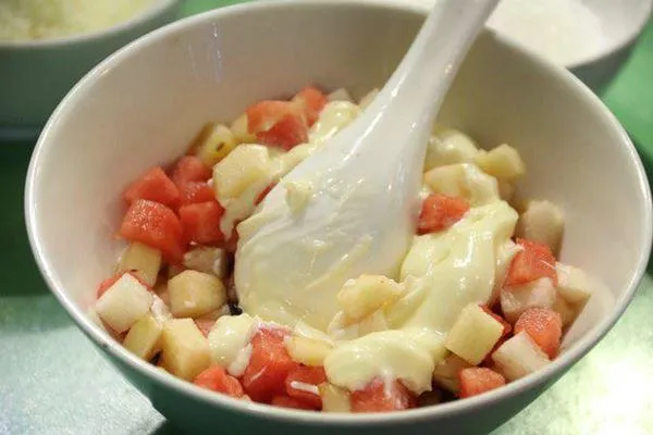 Đĩa salad hoa quả đa sắc thái là tâm điểm của mọi bữa tiệc buffet hiện đại.