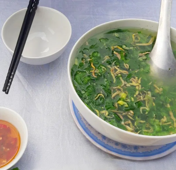 Thành phẩm món ăn có màu sắc bắt mắt và nước dùng trong