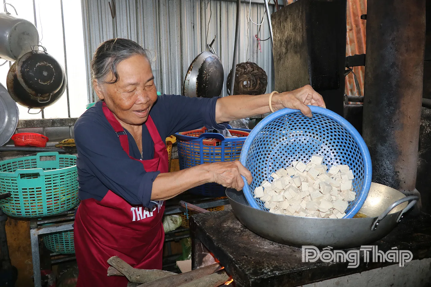Mặc dù tuổi cao nhưng cô Ngô Thị Ni vẫn nhiệt tình tham gia nấu ăn để phát cho người dân.