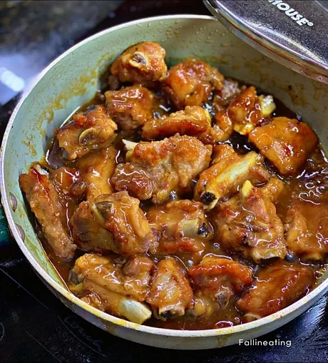 Món sườn xào chua ngọt sau khi hoàn thành với lớp sốt bóng mượt, màu sắc bắt mắt hấp dẫn.