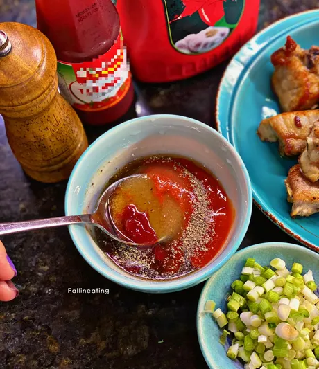 Chiên sườn vàng đều trước khi rim với nước sốt