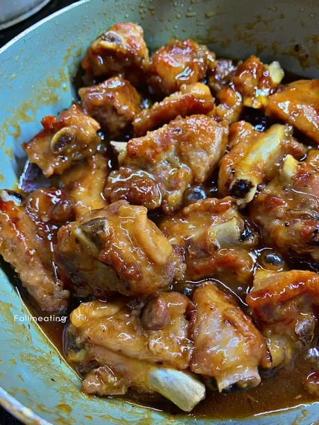 Đĩa sườn hoàn thiện, bóng mượt nhờ nước sốt chuẩn vị