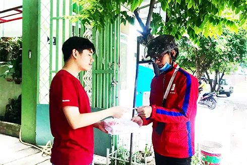 Nhân viên giao nhận chuyên nghiệp đang thực hiện chuyển phát suất ăn đêm cho khách hàng tại thành phố Nha Trang.