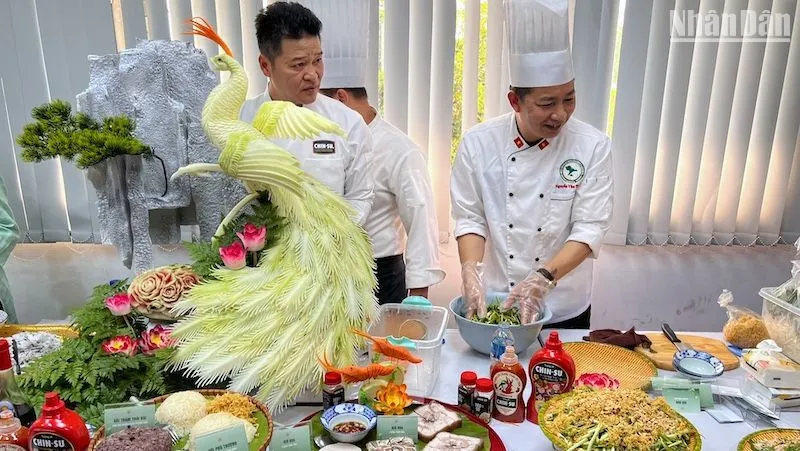 Tại họp báo, một số món ăn, gia vị Việt Nam được các đầu bếp trình diễn, trưng bày và phục vụ khách mời thưởng thức.