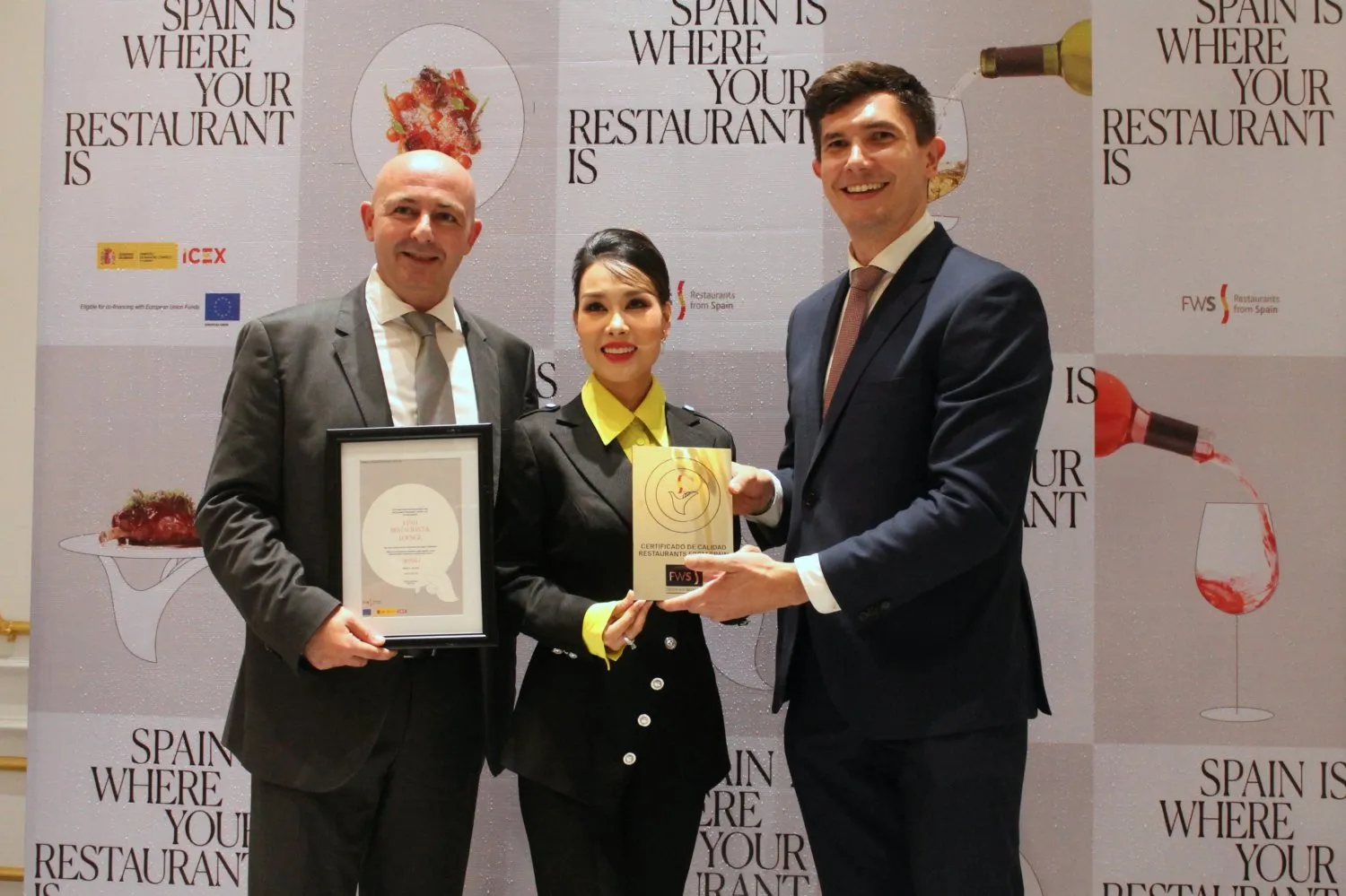 Ông Néstor Santos Franco, Tham tán Kinh tế Thương mại Tây Ban Nha tại Việt Nam, là người trao giấy chứng nhận cho các đại diện nhà hàng trong sự kiện. | Nguồn: Hiezle Bual cho Vietcetera
