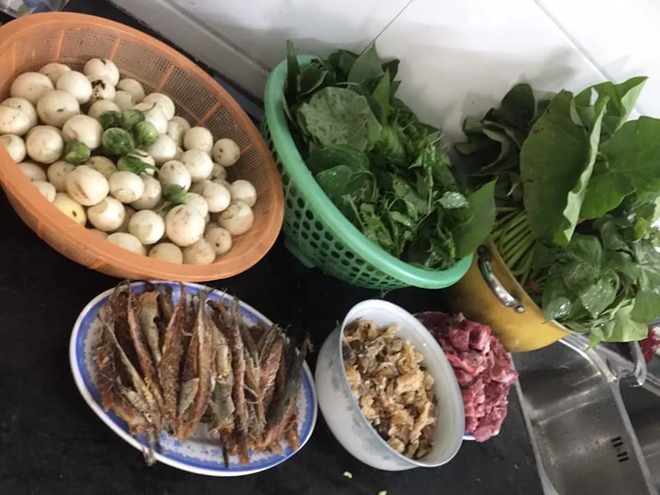 Nguyên liệu nấu canh môn da trâu gồm da trâu, lá môn, cá khô và gia vị đặc trưng vùng núi