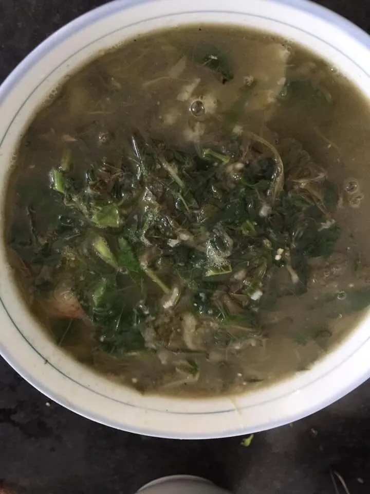 Canh môn da trâu hoàn thành có màu xám đặc quánh, thơm mùi mắc khén và lá rừng