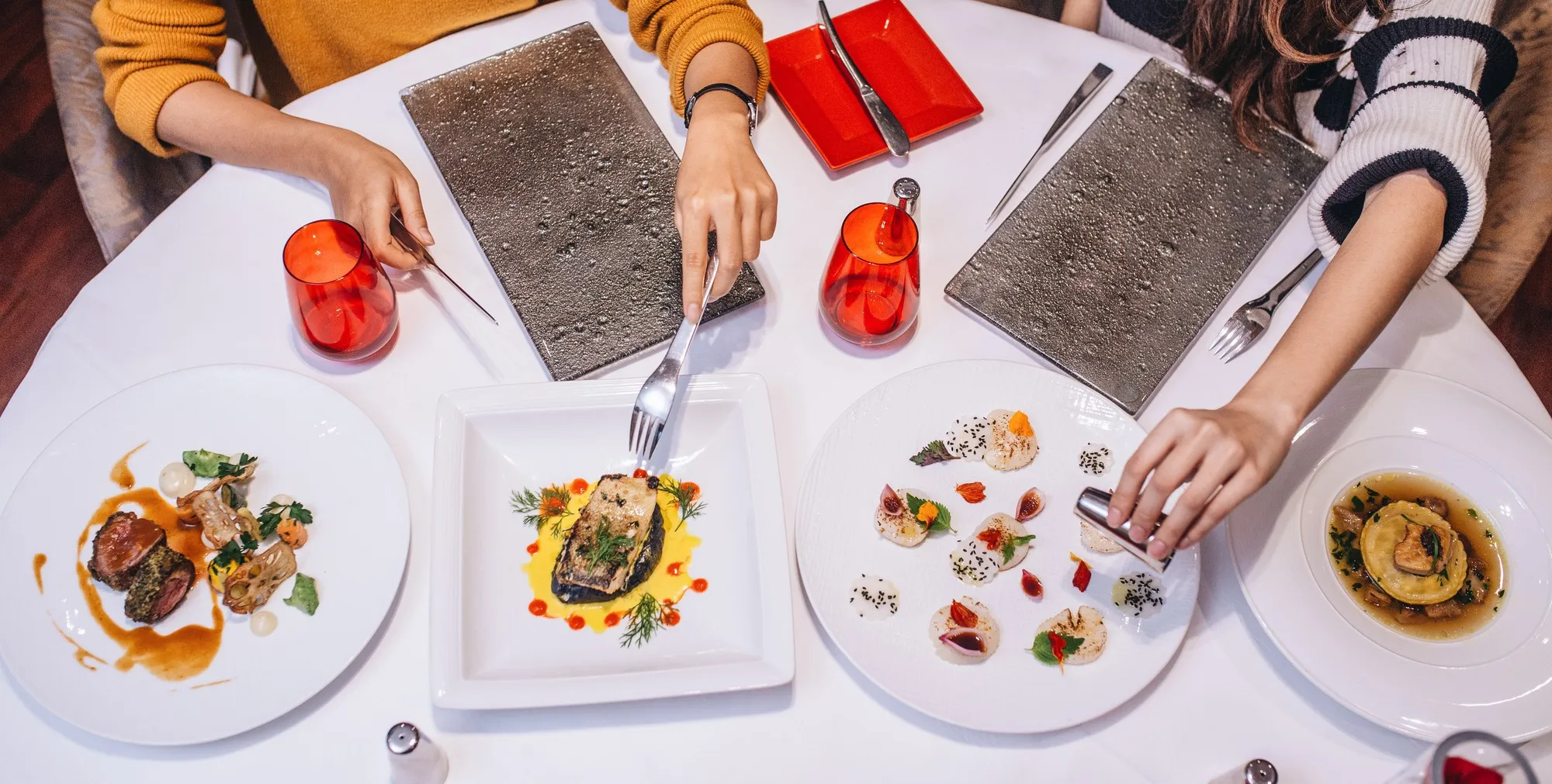 Nhà hàng set menu với bàn ăn được bày biện đầy đủ món ăn theo định suất