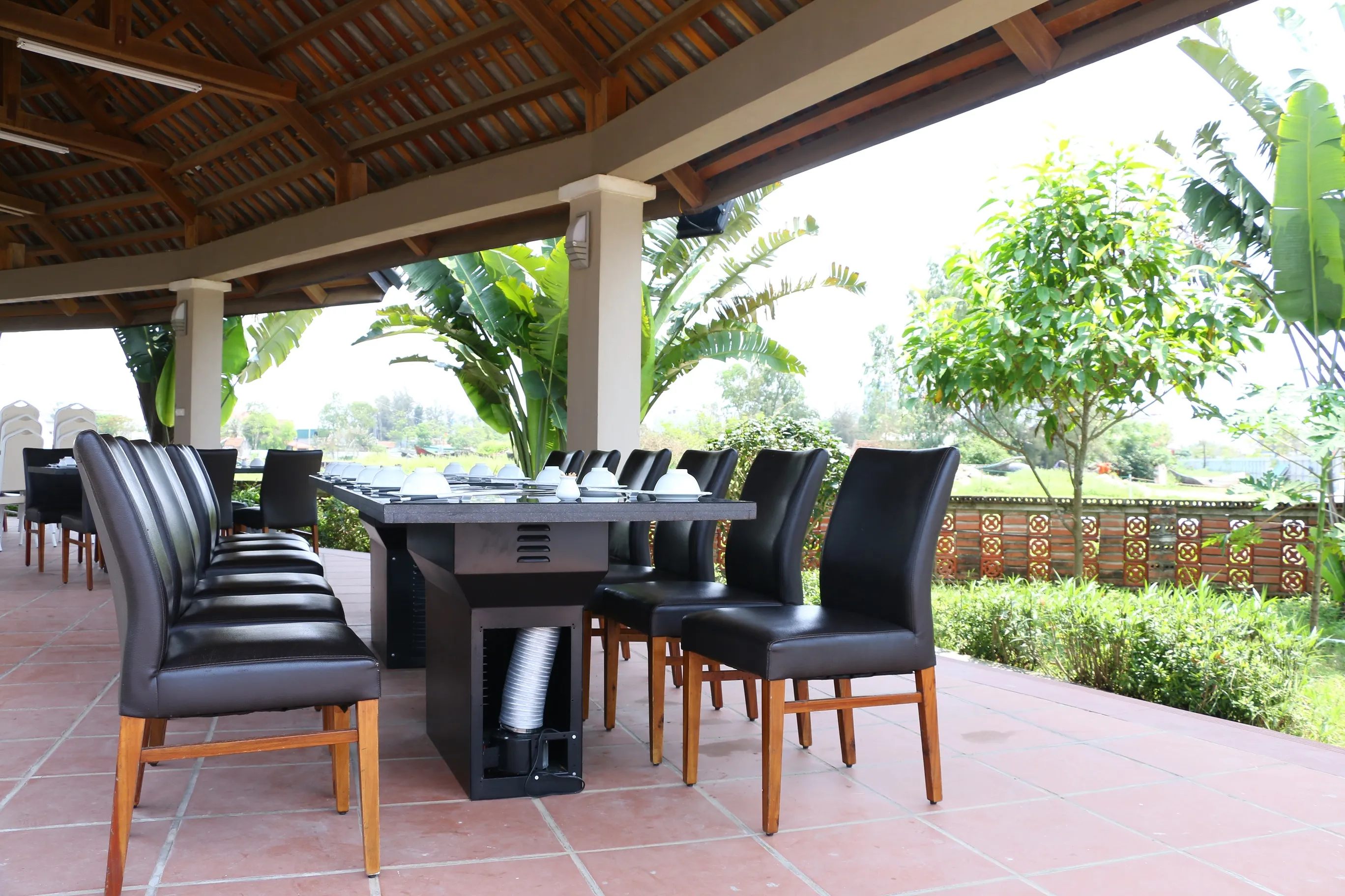 Khu vực bể hải sản tươi sống tại thế giới hải sản sầm sơn