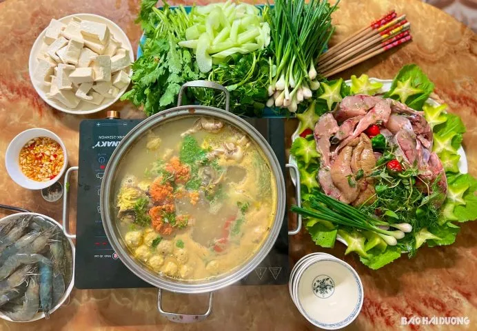 Cảnh Lẩu Thuyền Chài Sôi Sục Với Đầy Đủ Hải Sản Tươi Ngon