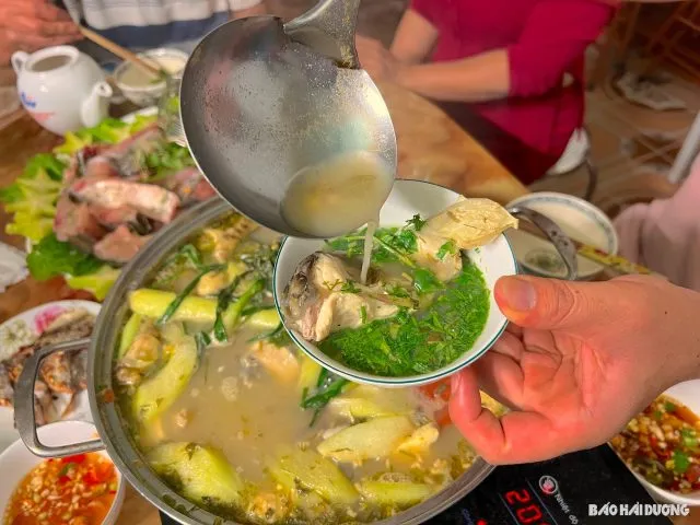 Bày Biện Lẩu Thuyền Chài Đẹp Mắt Với Đầy Đủ Nguyên Liệu