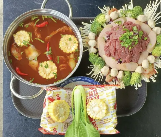 Cận cảnh tô mì cay hải sản đầy đặn cùng ảnh mì cay trà sữa trứ danh