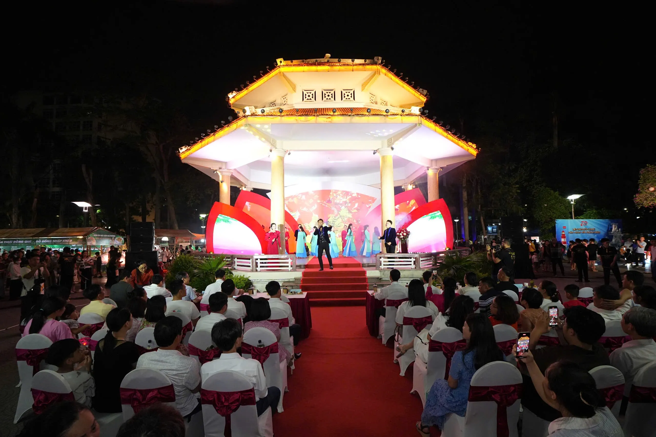 Khung cảnh lễ khai mạc lễ hội ẩm thực hải phòng 2026 đầy rực rỡ tại Vườn hoa Nguyễn Du.