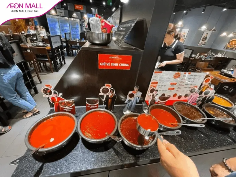 Quầy sốt Dookki với 7 loại sốt đặc trưng giúp thực khách tự pha chế nước lẩu theo sở thích