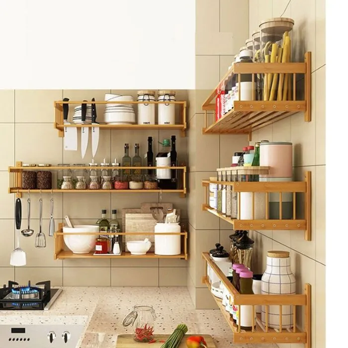 Kệ gỗ sồi tự nhiên với lớp sơn PU bóng, phù hợp bếp hiện đại