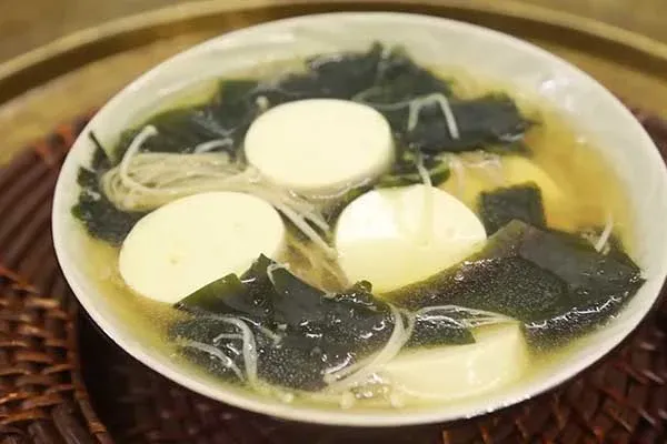 Món canh chay thanh đạm từ đậu hũ và rong biển