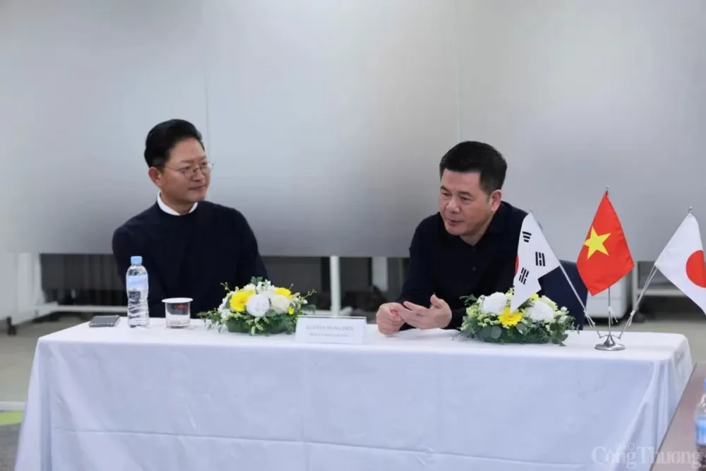 Bộ trưởng Nguyễn Hồng Diên lắng nghe định hướng phát triển của công ty rượu soju hàn quốc tại thị trường Việt Nam