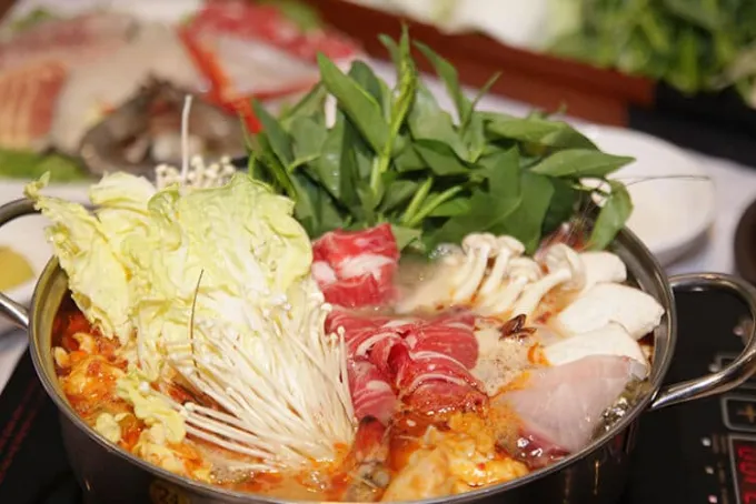 Hoàn thiện mâm lẩu thập cẩm ấm cúng với đầy đủ các thành phần