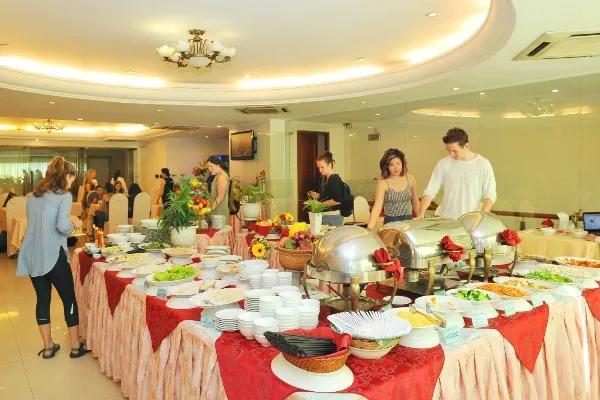 Khách hàng tự phục vụ tại cafeteria