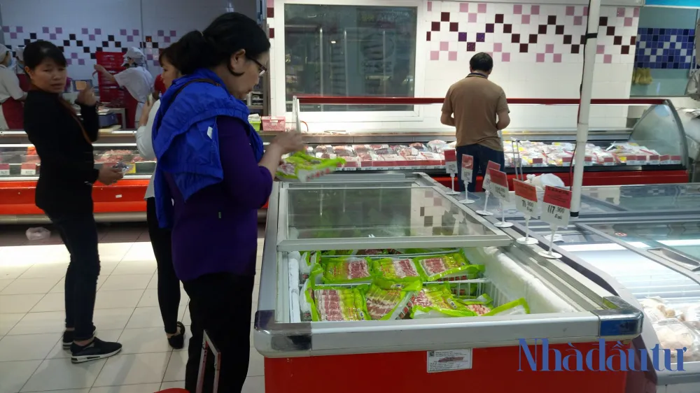 Khách hàng đang lựa chọn ba chỉ bò Mỹ tại quầy đông lạnh siêu thị BigC Thăng Long