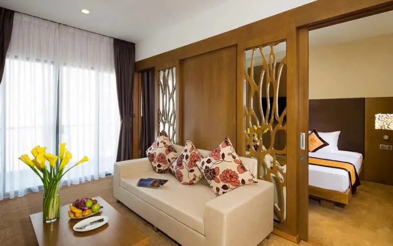 Phòng Suite hướng phố rộng rãi