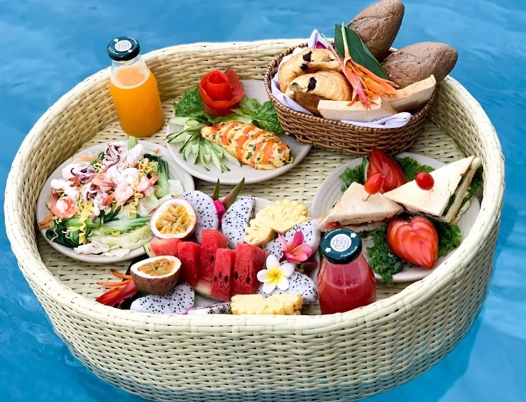 Khay đồ ăn nổi bể bơi với thiết kế hiện đại, nổi ổn định trên mặt nước