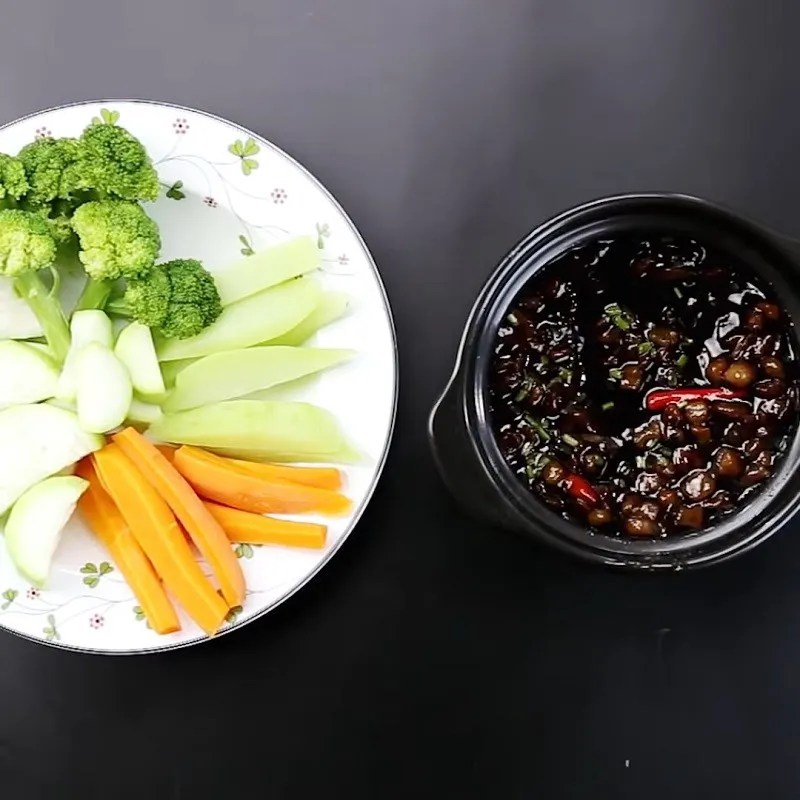 Bữa cơm gia đình hoàn hảo với cơm trắng và kho quẹt