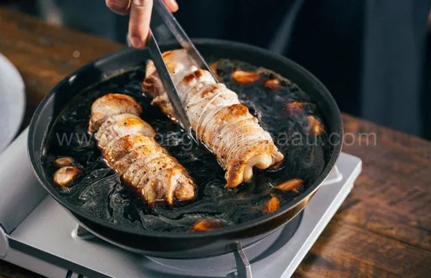 Thịt ba rọi được kho trong hỗn hợp nước tương và rượu Sake