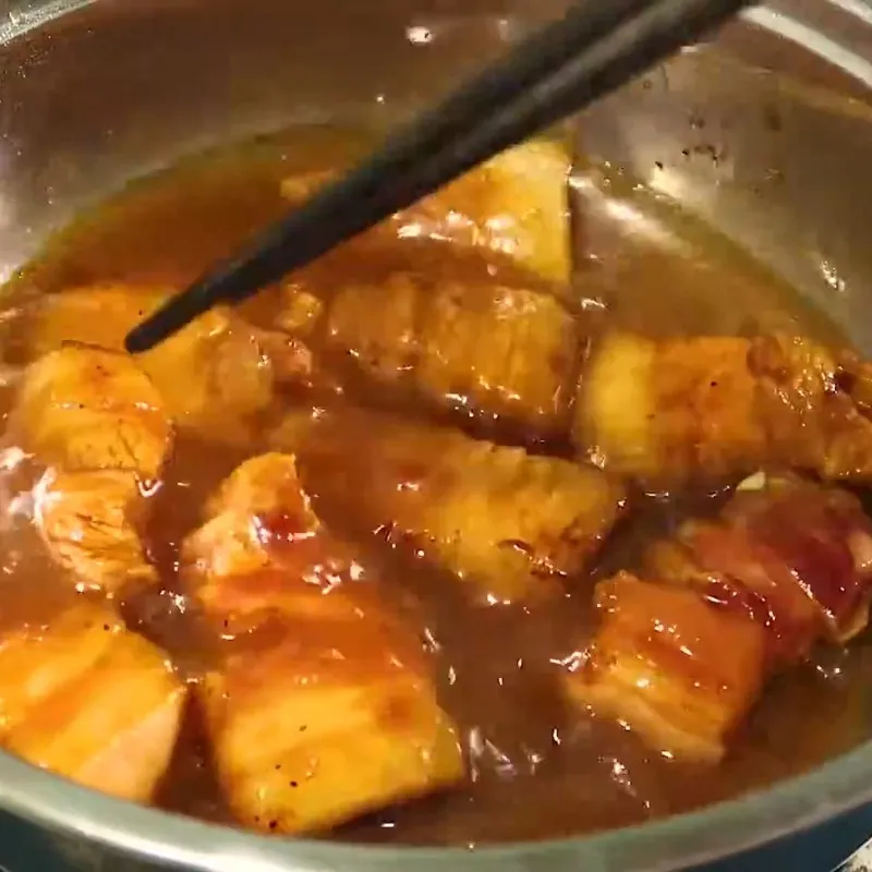 Thịt ba chỉ kho cùng trứng trong nồi