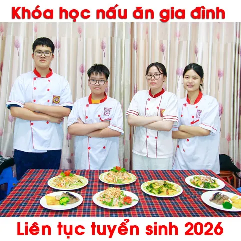 Học viên thực hành chế biến món ăn trong không gian bếp chuyên nghiệp, giải đáp thắc mắc học nấu ăn ở đâu hà nội hiệu quả.