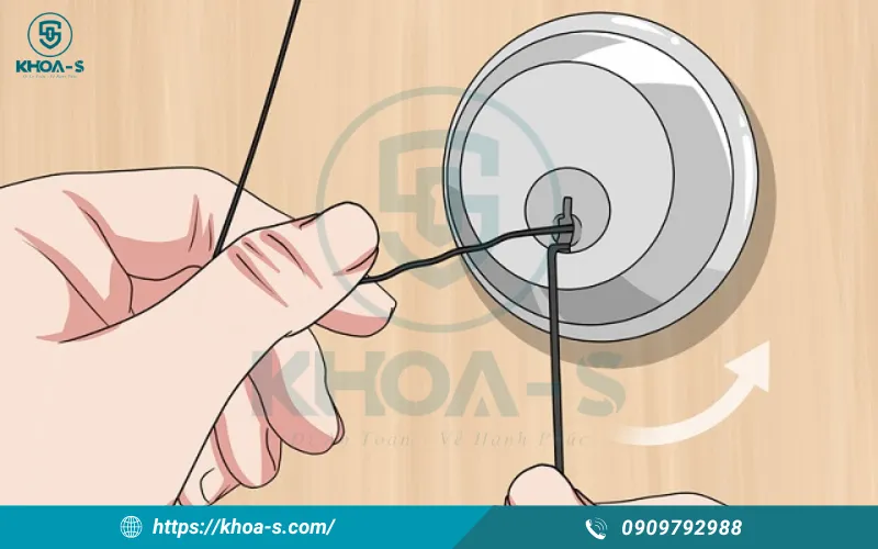 Dùng kẹp giấy là cách mở khóa cửa tay nắm tròn khi mất chìa dễ thực hiện