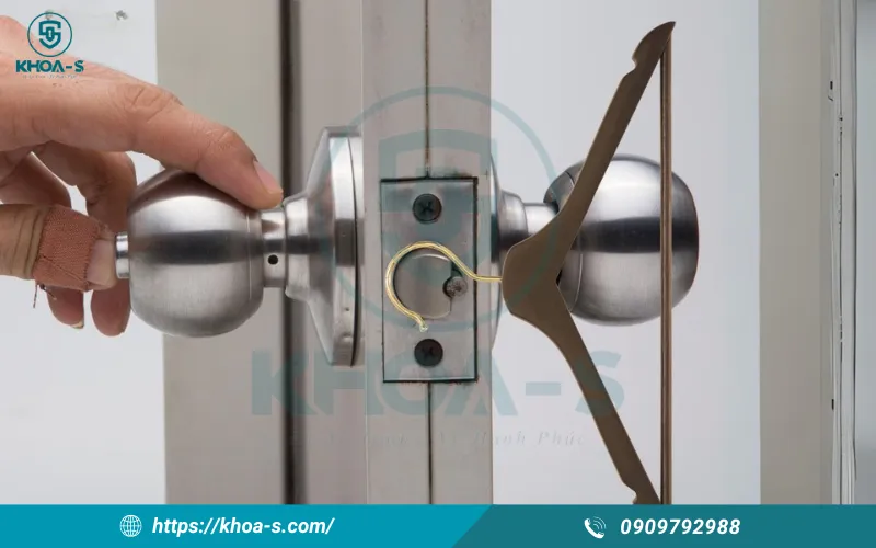 Một chiếc móc treo quần áo bằng thép hoặc nhôm cũng có thể sử dụng để mở cửa