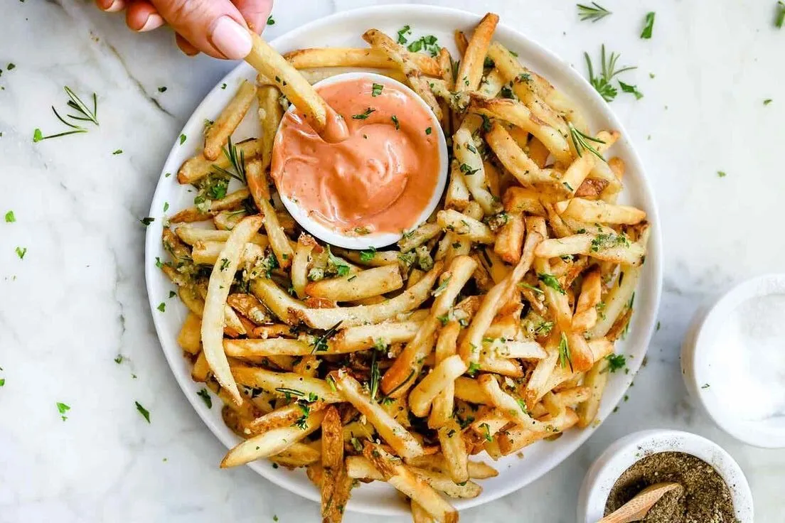 Lựa chọn khoai tây đông lạnh chất lượng để chiên giòn.