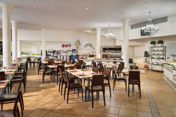 Thiết kế không gian cafeteria với các khu vực chức năng rõ ràng