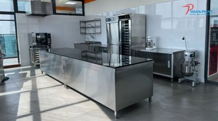 Khu ra món ăn, chờ phục vụ