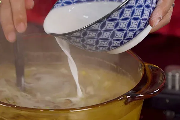 Khuấy đều khi cho bột năng