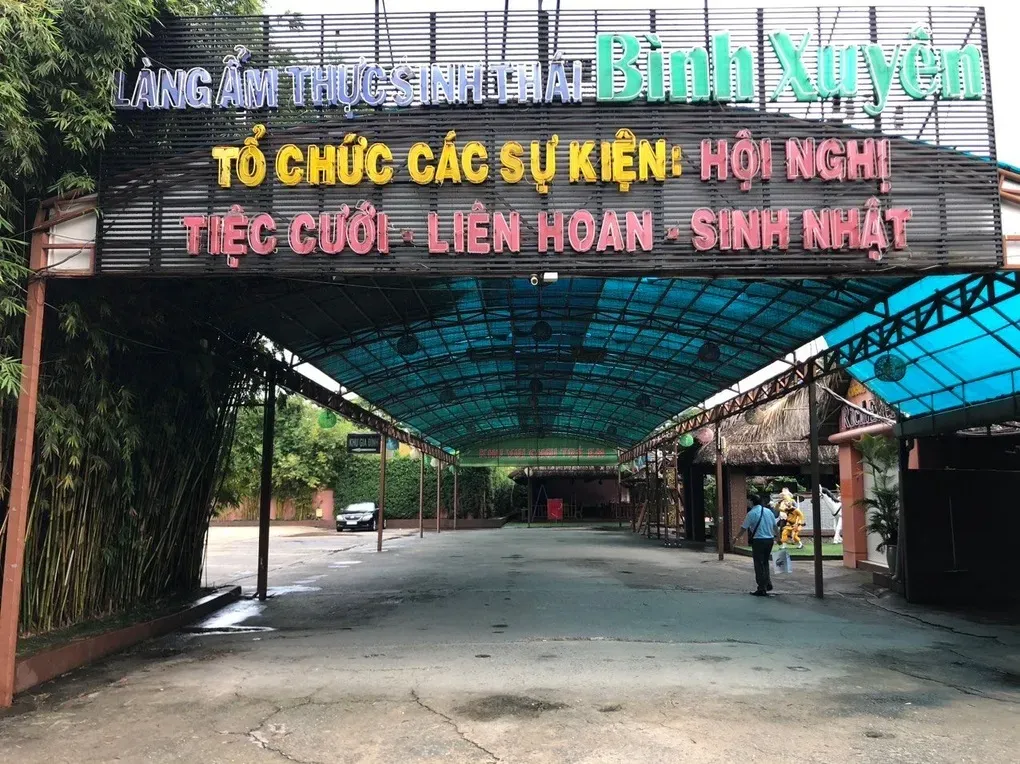 Khung cảnh bình yên của làng ẩm thực Bình Xuyên với cây xanh và nhà chòi